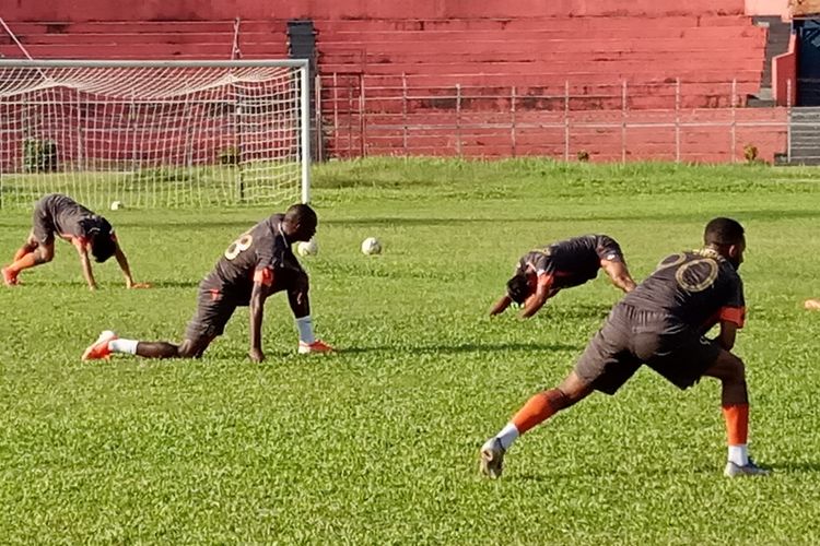 Pemain Semen Padang menggelar latihan di Stadion H. Agus Salim Padang
