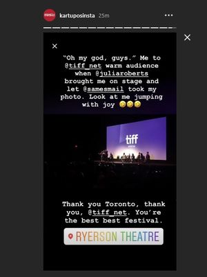 Travel blogger asal Indonesia Kenny Santana diundang ke panggung oleh aktris Julia Roberts pada pemutaran film Homecoming di Toronto International Film Festival 2018, di Ryerson Theatre, Toronto, Kanada, Jumat (7/9/2018).