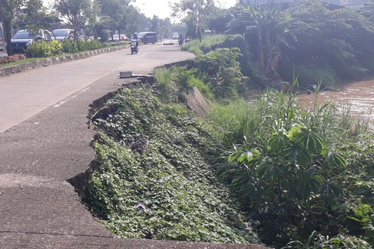 Kondisi tanggul Kali Bekasi di Jalan Raya Cipendawa, Rawalumbu, Kota Bekasi, Kamis (13/12/2018). Sudah lebih dari setahun tanggul ini rusak dan belum diperbaiki. 