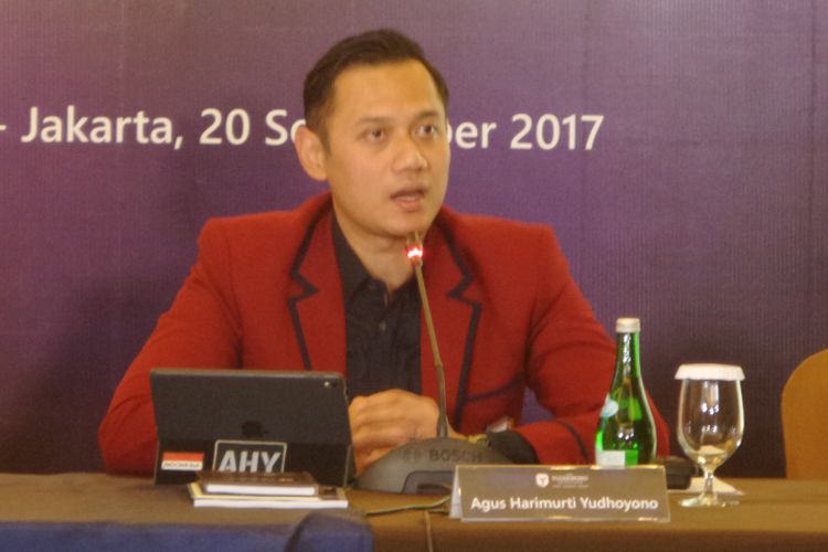 Direktur Eksekutif The Yudhoyono Institute, Agus Harimurti Yudhoyono saat menyampaikan sambutannya dalam acara roundtable discussion di Hotel Dharmawangsa, Rabu (20/9/2017).