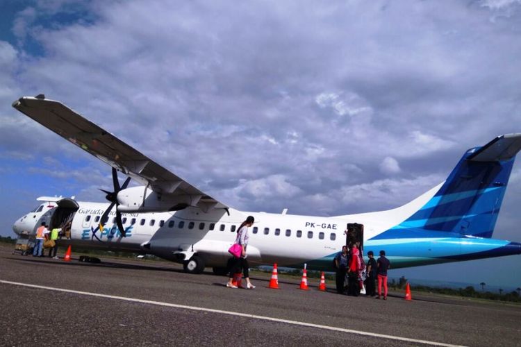 Penumpang menuju pesawat di Bandara Malikussaleh, Aceh Utara, Minggu (9/7/2017)