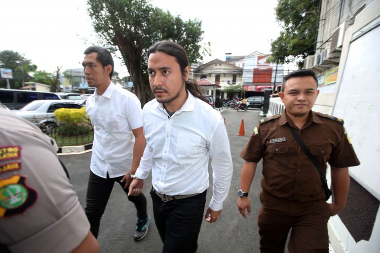 Penyanyi Marcello Tahitoe atau Ello (tengah) dan rekannya Diego (kiri) tiba di Pengadilan Negeri (PN) Jakarta Selatan untuk menjalani sidang putusan, Senin (16/1/2018). Ia bersama Diego  ditangkap polisi terkait kasus dugaan penyalahgunaan narkoba jenis ganja.