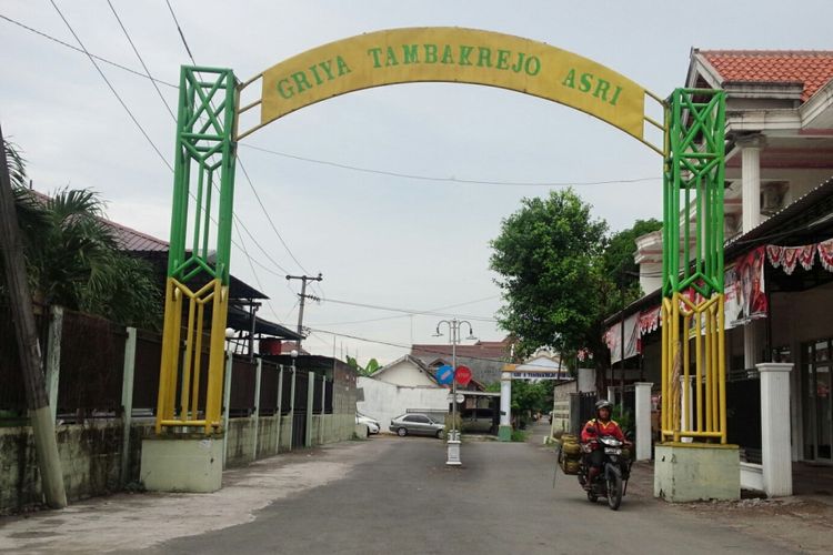  Pintu gerbang perumahan Tambakrejo Asri, salah satu kawasan tinggal penduduk di Jombang. Di perumahan ini, beberapa warga dilaporkan kehilangan uang di dalam rumah secara misterius.