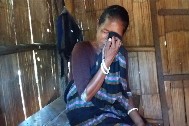 Mama Maria Da Silva mengusap air matanya usai menangis di gubuknya, di Desa Watu Diran, Kecamatan Waigete, Kabupaten Sikka, Flores, NTT, Selasa (9/7/2019). 