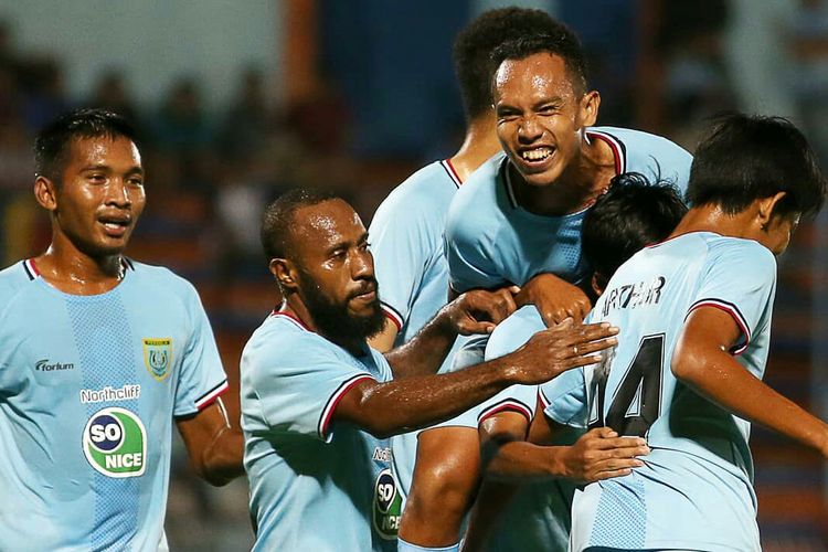 Ekspresi para pemain Persela Lamongan usai berhasil membobol gawang Persewar Waropen.