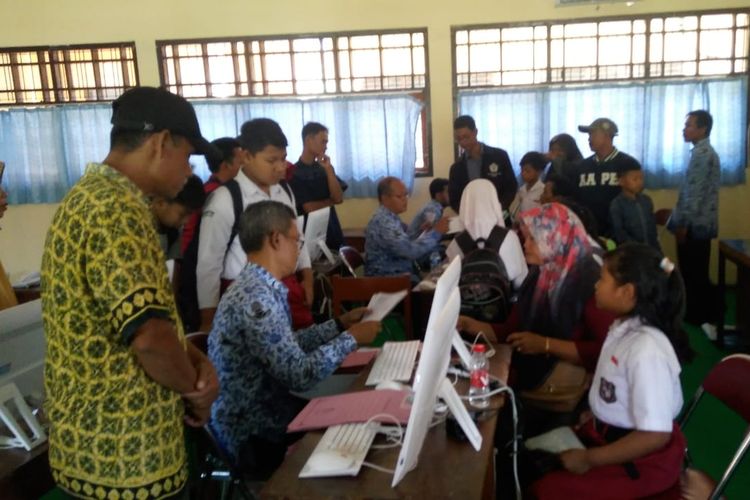 Penerimaan PPDB di SMPN 1 Kendal Jawa Tengah. KOMPAS.com/ SLAMET PRIYATIN