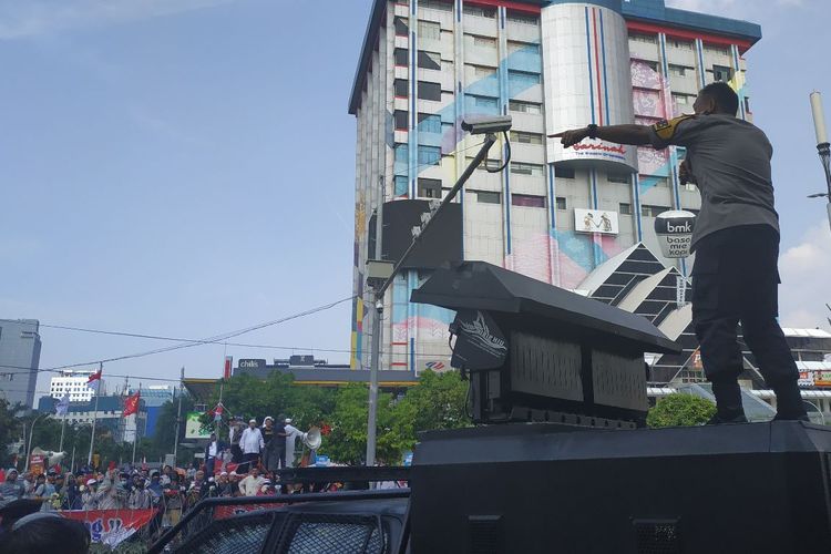 Kapolres Jakarta Pusat Kombes Harry Kurniawan saat bernegosiasi dengan komando massa aksi demo Bawaslu, Selasa (21/5/2019).