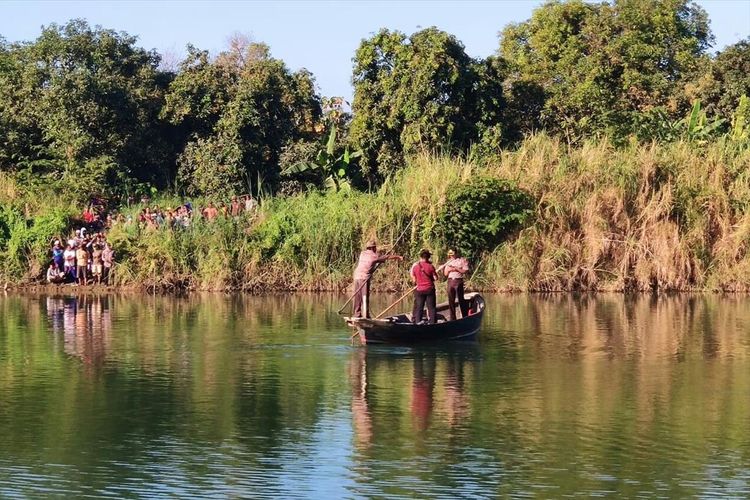 Tim SAR Gabungan dibantu warga sekitar tengah membantu mencari satu orang awak pesawat Cessna yang hilang ketika terjatuh di Sungai Cimanuk, Kabupaten Indramayu, Senin (22/7/2019).