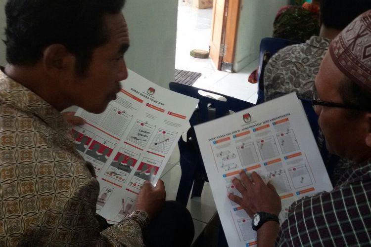 Warga mengikuti sosialisasi pemilihan umum di balai Desa Temon Kulon, Kecamatan Temon, Kulon Progo, DI Yogyakarta, Sabtu (6/4/2019). 