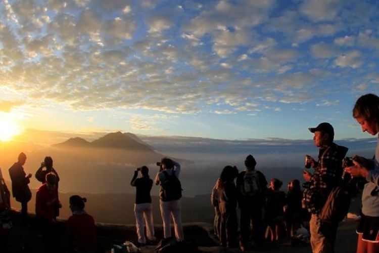Wisatawan menikmati matahari terbit dari kawah I Gunung Batur di Kecamatan Kintamani, Bangli, Bali beberapa waktu lalu. 