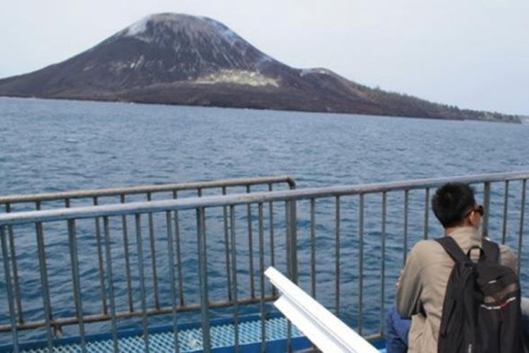 Wisatawan domestik mengikuti tur Gunung Anak Krakatau saat acara Festival Krakatau 2012.