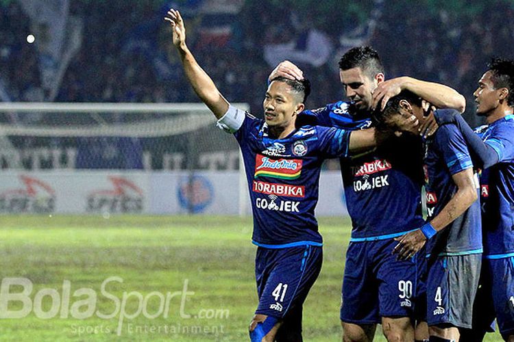Kapten tim Arema FC, Dendi Santoso, merayakan gol bersama rekan setimnya saat melawan Persela Lamongan pada partai kedua Piala Presiden 2018 Grup E di Stadion Gajayana Malang, Jawa Timur, Sabtu (20/01/2018) malam.
