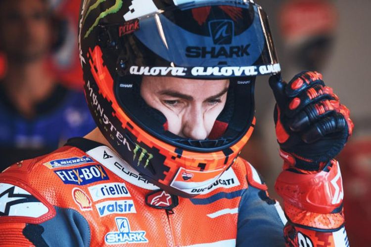 Pebalap Ducati, Jorge Lorenzo sedang bersiap untuk menjalani sesi latihan bebas 1 (FP1) di Sirkuit Mugello, untuk MotoGP Italia, Jumat (1/6/2018).
