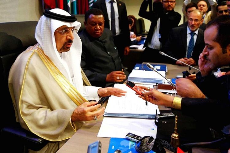 Presiden OPEC yang juga Menteri Energi Arab Saudi, Khalid Al-Falih bersama Seketaris Jenderal Mohammad Barkindo, berbicara kepada wartawan sebelum pertemuan OPEC di Vienna, Austria pada 25 Mei 2017.