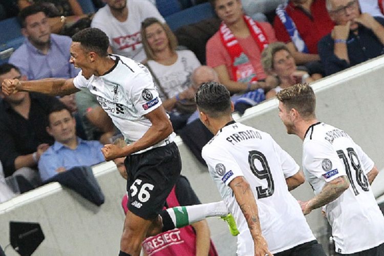 Trent Alexander-Arnold merayakan gol pertama Liverpool ke gawang Hoffenheim pada play-off Liga Champions, Selasa (15/8/2017).
