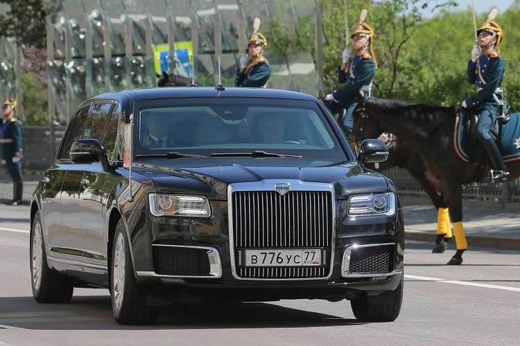 Inilah Kortezh, limosin baru yang dinaiki Vladimir Putin ketika datang ke pelantikannya sebagai Presiden Rusia Senin (7/5/2018). Mobil tersebut diklaim sebagai bikinan Rusia.