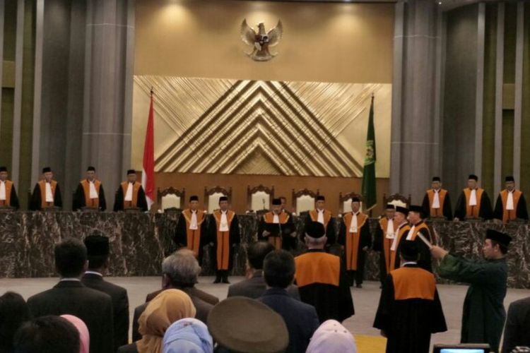 Ketua Mahkamah Agung M Hatta Ali melantik dua orang hakim agung di ruang Kusuma Atmadja, Gedung Mahkamah Agung, Jakarta, pada Rabu (15/8/2018). 