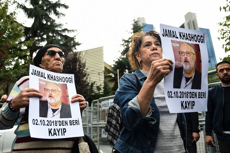 Anggota Asosiasi HAM (IHD) memegang foto Jamal Khashoggi dalam unjuk rasa di depan kantor Konsulat Arab Saudi di Istanbul, Turki.