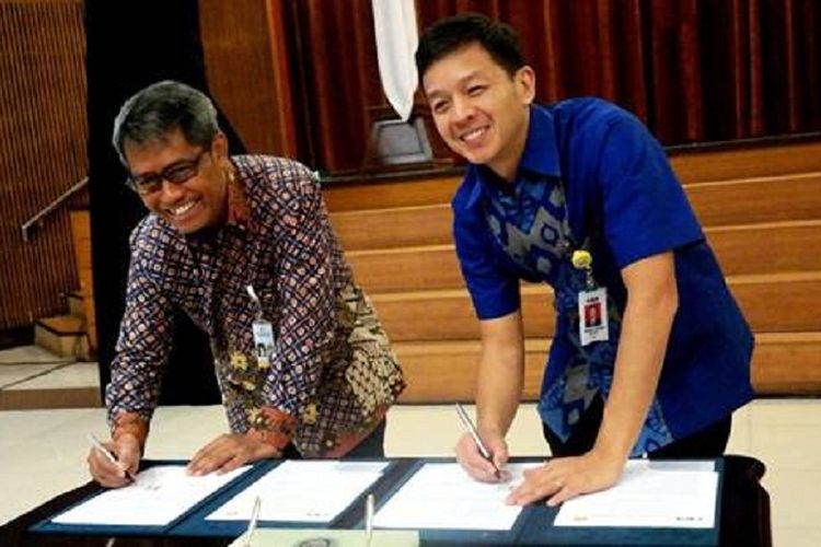 Wakil Presiden Direktur PT Bank Central Asia Tbk (BCA) Armand Wahyudi Hartono (kanan) bersama Rektor Universitas Padjajaran (UNPAD) Tri Hanggono Achmad (kiri) menandatangani kerja sama pemberian bantuan di bidang Pendidikan, Penelitian, Pengabdian Masyarakat dan peningkatan kualitas sumber daya manusia di Bandung, Jumat (16/03/2018). Pada kesempatan ini, diselenggarakan juga Kuliah Umum Perkembangan Teknologi Informasi di Era Digital yang menghadirkan Wakil Presiden Direktur BCA Armand Wahyudi Hartono sebagai pembicara. 