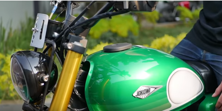 Emblem bertuliskan JOKOWI yang terpasang di bagian tangki motor custom Kawasaki W175 bergaya tracker garapan bengkel Katros Garage. Motor ini merupakan pesanan dari Presiden Joko Widodo.