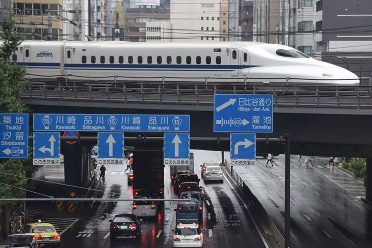 Kereta cepat Jepang, Shinkansen melintas di atas kota Tokyo. Moda transportasi tersebut terkenal di Jepang karena kecepatan dan ketepatan waktunya.