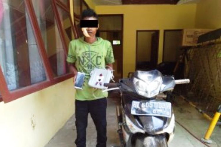 Pelaku penjambretan dengan barang bukti di Mapolsek Langsa Barat, Kota Langsa, Jumat (1/3/2019)
