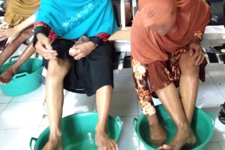 Para penderita kusta di wilayah Puskesmas Mayangan Kabupaten Jombang Jawa Timur, melakukan proses perawatan secara mandiri, saat pertemuan Gelang Permata yang dilaksanakan rutin setiap bulan.