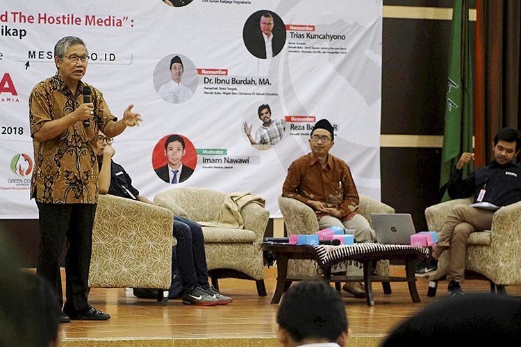 Trias Kuncahyono saat menjadi Wakil Pemimpin Redaksi Harian Kompas (berdiri pegang mikrofon), ketika menjadi pembicara dalam seminar Middle East Updates di Universitas Islam Negeri Sunan Kalijaga, Sleman, DI Yogyakarta, Selasa (27/3/2018). 