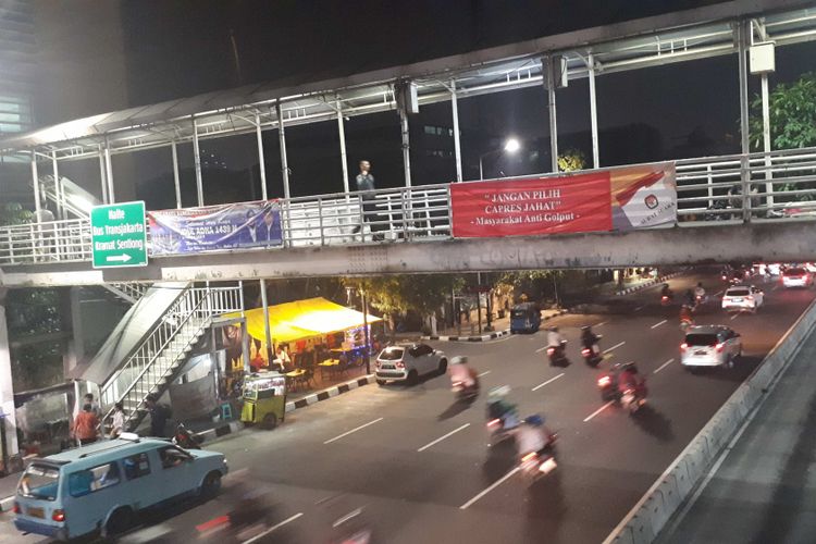 Sebuah spanduk bertuliskan Jangan Pilih Capres Jahat terpasang di Jembatan Penyebrangan Orang (JPO) Kramat Sentiong, Senen, Jakarta Pusat. Foto diambil Selasa (21/8/2018).