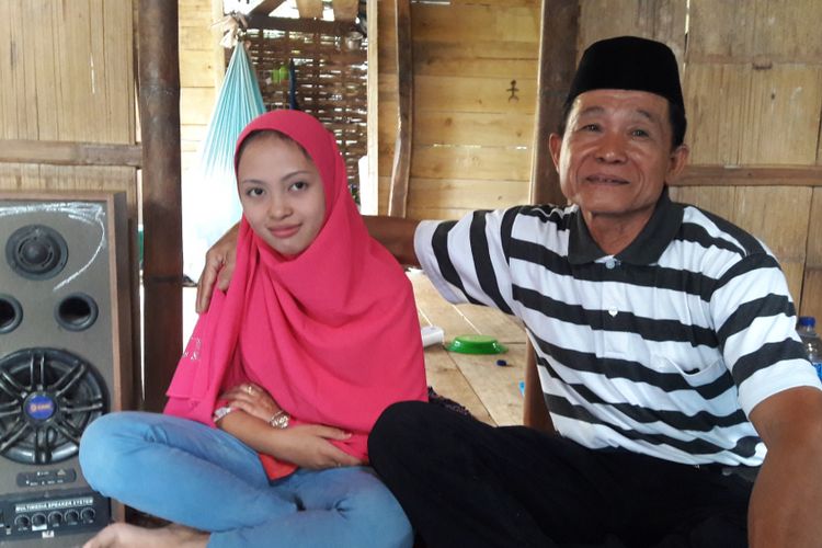 Sulaeman Daeng Ngampa (62) bersama Isterinya, Diana Daeng Ngani (18) tengah bersantai di kediaman mertuanya yang haya berukura 3x5 meter di Kabupaten Gowa, Sulawesi Selatan. Selasa, (18/7/2017).