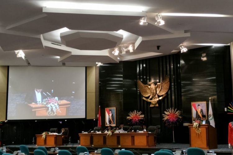 Rapat paripurna pengesahan tiga peraturan daerah (perda) tentang kenaikan modal dasar tiga BUMD DKI Jakarta di Gedung DPRD DKI Jakarta, Jalan Kebon Sirih, Jakarta Pusat, Kamis (27/12/2018).