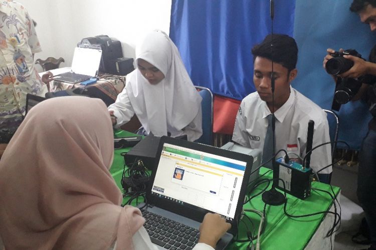Pelajar SMAN 75 Jakarta melakukan perekaman data KTP Elektronik di sekolahnya, Selasa (19/2/2019).