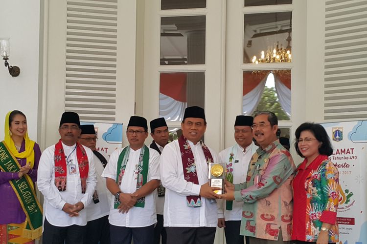 Wali Kota Jakarta Pusat Mangara Pardede (kanan) menyerahkan Piala Adipura kepada Sekretaris Daerah DKI Jakarta Saefullah (kiri) di Balai Kota DKI Jakarta, Kamis (3/8/2017).