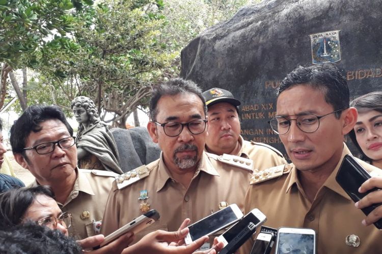 (kiri ke kanan) Kepala Dinas Kelautan, Pertanian, dan Ketahanan Pangan (KPKP) DKI Jakarta Darjamuni, Bupati Kepulauan Seribu Irmansyah, dan Wakil Gubernur DKI Jakarta Sandiaga Uno di Pulau Bidadari, Kepulauan Seribu, Senin (29/1/2018).