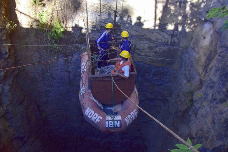 Tim penyelamat dari Angkatan Laut India saat proses memasuki lubang tambang ilegal di Meghalaya untuk mencari pekerja tambang yang terjebak akibat banjir, pada 30 Desember 2018.