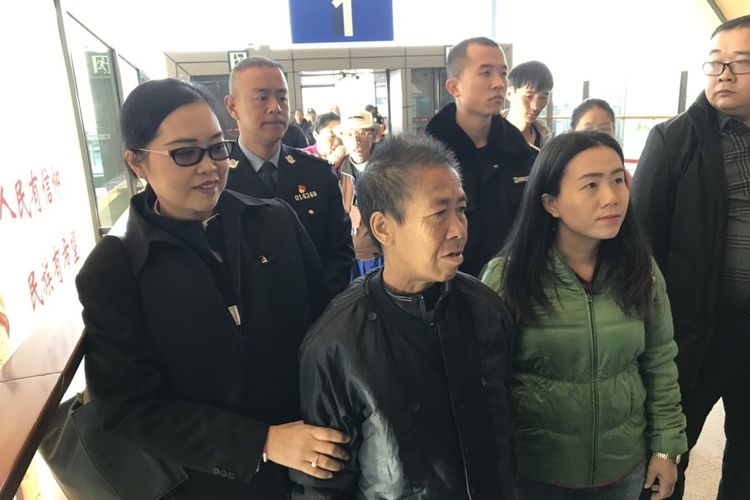 Foto yang dirilis Kepolisian Imigrasi Thailand, yang memperlihatkan Kaeomanee Arjaw (tengah), bersama putrinya, Suchada (kanan) saat hendak menaiki pesawat yang akan membawanya pulang dari Kunming, China ke Chiang Rai, Thailand.