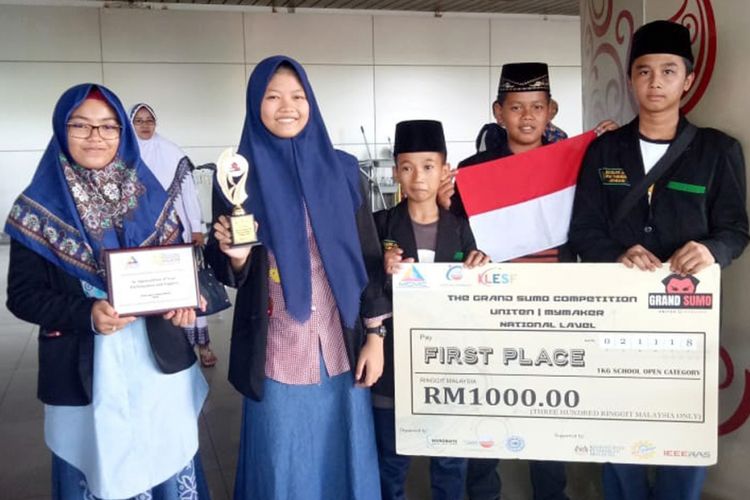 Tim Robotic MTsN 3 Jombang, Madrasah di lingkungan Pesantren Tambakberas, menjadi juara pertama saat tampil dalam kompetisi robotic internasiol di Malaysia. (Foto dokumentasi tim robotic MTsN Tambakberas)