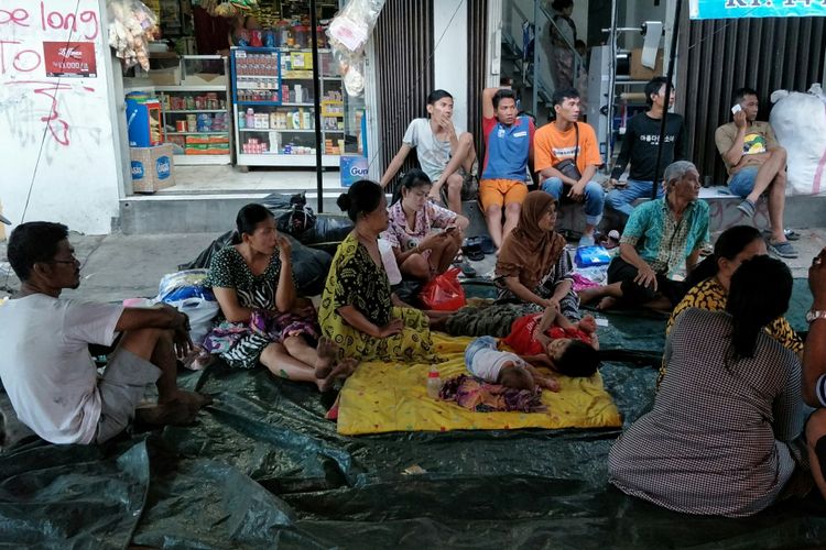 Warga mengungsi di tenda akibat kebakaran di Kelurahan Krukut, Tamansari, Jakarta Barat, Sabtu (27/1/2018).