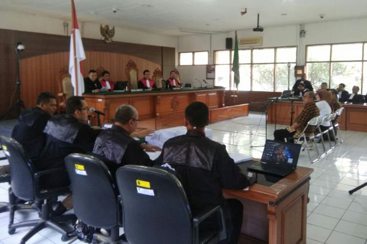 Mantan Bupati Bandung Barat Abubakar bersama Kepala dinas Perindustrian dan Perdagangan Weti Lembanawati dan Kepala Badan Perencanaan Pembangunan Daerah Adiyoto terlihat tengah duduk di kursi pesakitan mendengarkan tuntutan yang dibacakan Jaksa Penuntut Umum (JPU) Komisi Pemberantasan Korupsi (KPK)   