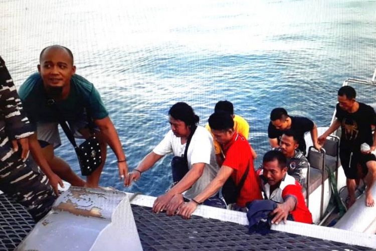 Sebanyak 25 Tenaga Kerja Indonesia (TKI) ilegal yang baru saja tiba di Batam melalui pelabuhan tidak resmi berhasil diselamatkan jajaran TNI AL yang sedang melakukan patroli laut, Minggu (28/10/2018) dini hari kemarin.