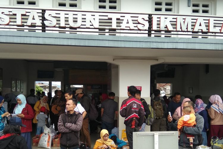 Calon penumpang menunggu kereta relasi baru Tasikmalaya-Galunggung bernama Galunggung di Stasiun Tasikmalaya, Rabu (26/12/2018).