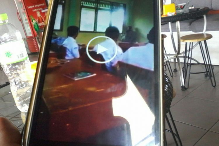 Potongan gambar video yang diduga tindak kekerasan guru terhadap siswa di Pangkal Pinang.