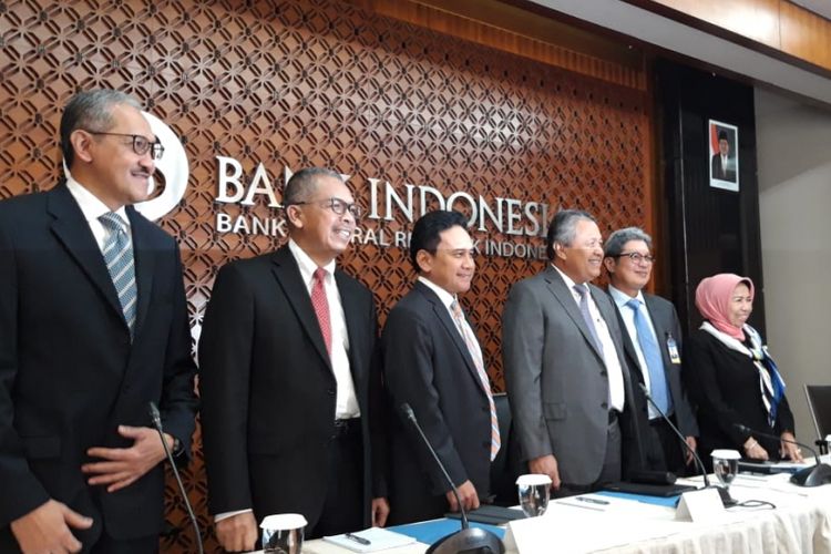 Gubernur Bank Indonesia (BI) Perry Warjiyo dan jajaran Dewan Gubernur BI ketika memberikan keterangan pers di Jakarta, Kamis (20/12/2018).