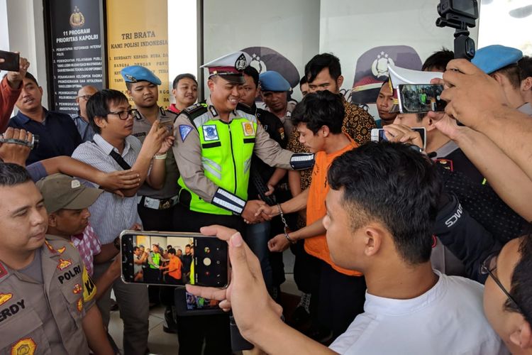 Adi Saputra menangis meminta maaf kepada bripka Oky yang menilangnya di depan Polres Metro Tangerang Selatan, Jumat (8/2/2019)