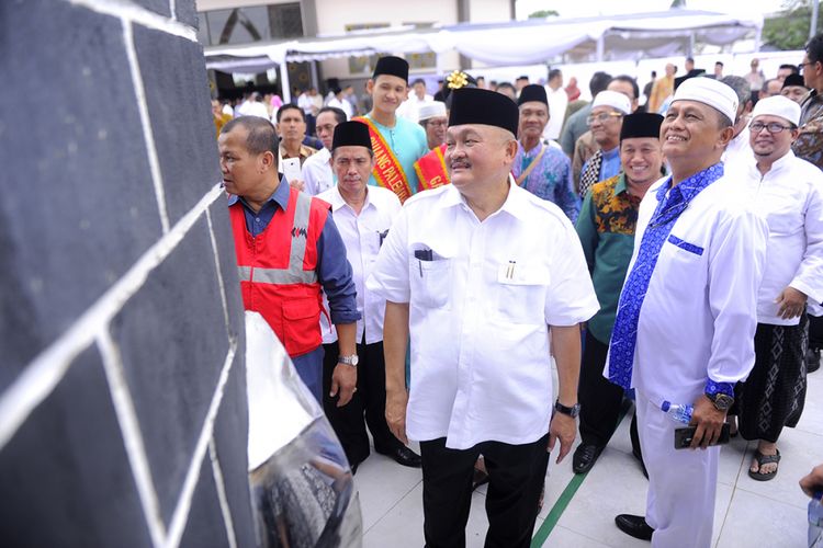 Gubernur Sumatera Selatan Alex Noerdin mengunjungi kawasan terpadu Embarkasi Haji pertama yang baru diresmikannya, Selasa (8/8/2017).