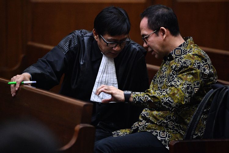 Terdakwa kasus tindak pidana pencucian uang dan korupsi Tubagus Chaeri Wardana alias Wawan (kanan) berbincang dengan kuasa hukumnya sebelum sidang di Pengadilan Tipikor Jakarta Pusat, Jakarta, Senin (6/1/2020). Sidang lanjutan tersebut beragendakan pemeriksaan saksi yang dihadirkan Jaksa Penuntut Umum KPK.
