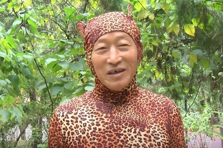 Mi Youren, kakek berusia 68 tahun yang menirukan gerakan macan tutul untuk menjaga kebugaran tubuhnya.