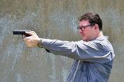 Unggah Foto Memegang Pistol, Politisi Australia Dikecam