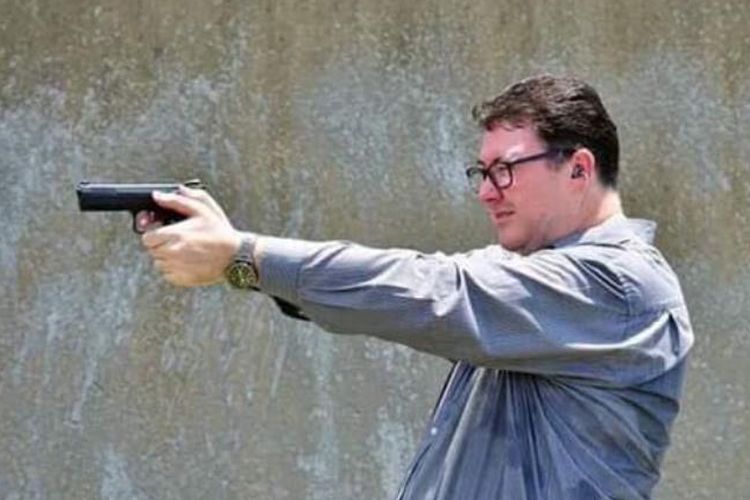 Foto politisi Australia George Christensen memegang pistol yang diunggah dalam akun Facebook miliknya, Sabtu (17/2/2018). Foto tersebut kini telah dihapus.