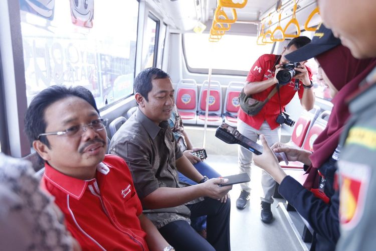 Wali Kota Semarang Hendrar Prihadi mencoba layanan Tcash saat menggunakan Bus Trans Semarang. Pelanggan bus rapid transit di Kota Semarang kini bisa membayar dengan aplikasi Tcash. Pemerintah Kota Semarang bekerja sama dengan Telkomsel dalam mewujudkan layanan pembayaran non-tunai itu.